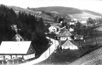 Vpravo mlýn (dnes Dařílkova pila) - okolo r. 1942